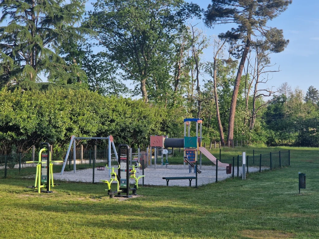 Aire de jeux pour enfants à Guillos - Toboggan, jeux à ressorts, modules d'escalade.
