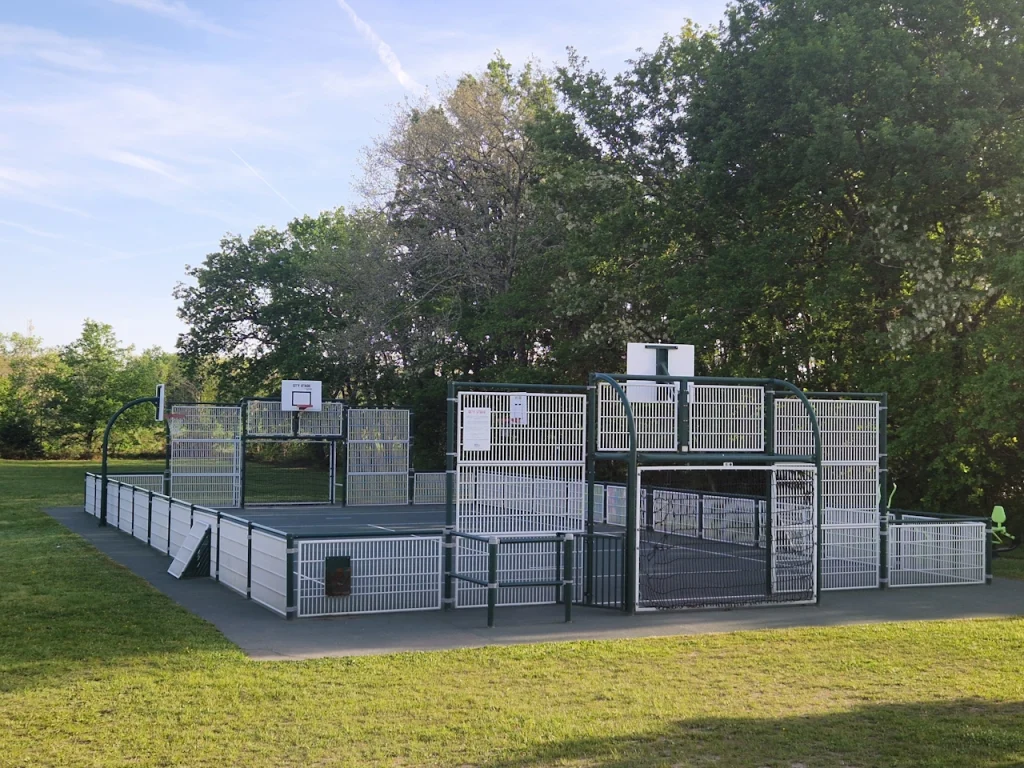City Stade de Guillos - Ouvert à tous, football, basketball.