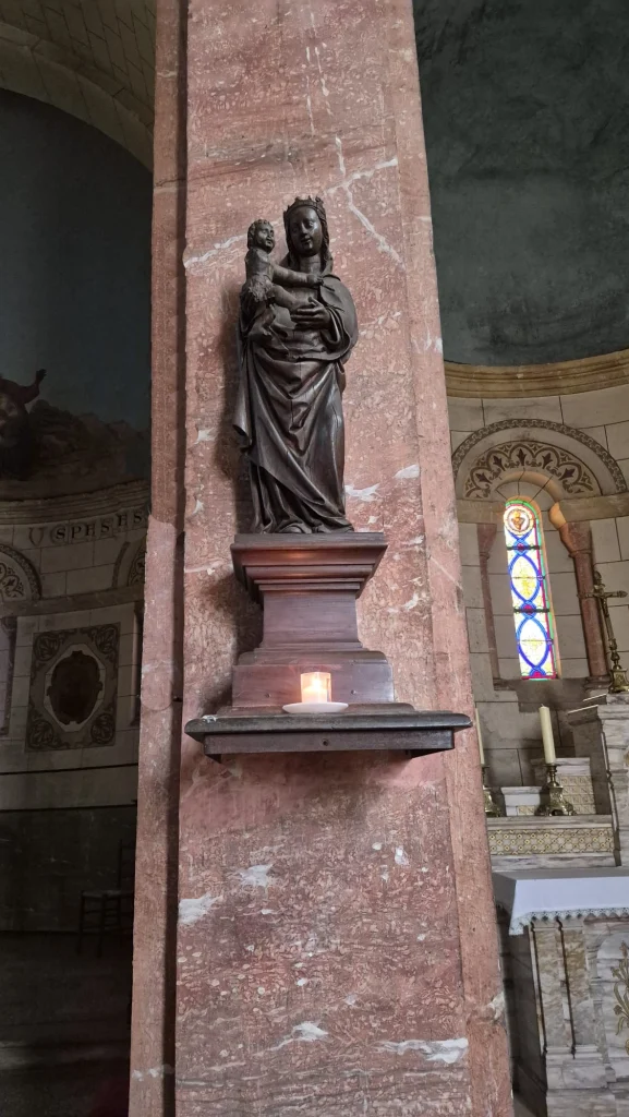 Vierge à l'enfant de l'église Saint-Martin de Guillos, classé à l'à l'inventaire des monuments historiques en 1903