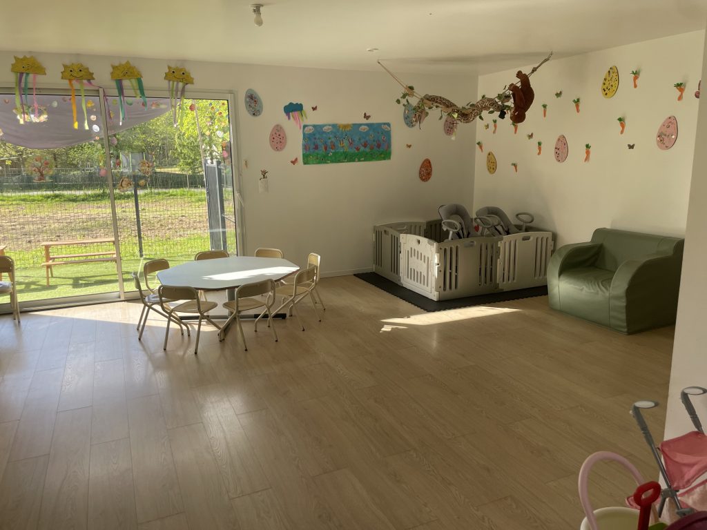 MAM Le jardin des petites abeilles à Guillos - Pièce de vie